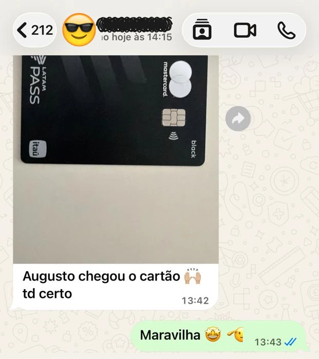 Conversa no WhatsApp: cartão Itaú LATAM Pass Mastercard Black de cliente, com a mensagem chegou o cartão, tudo certo