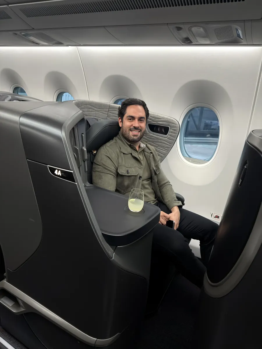 Augusto sentado numa poltrona de classe executiva