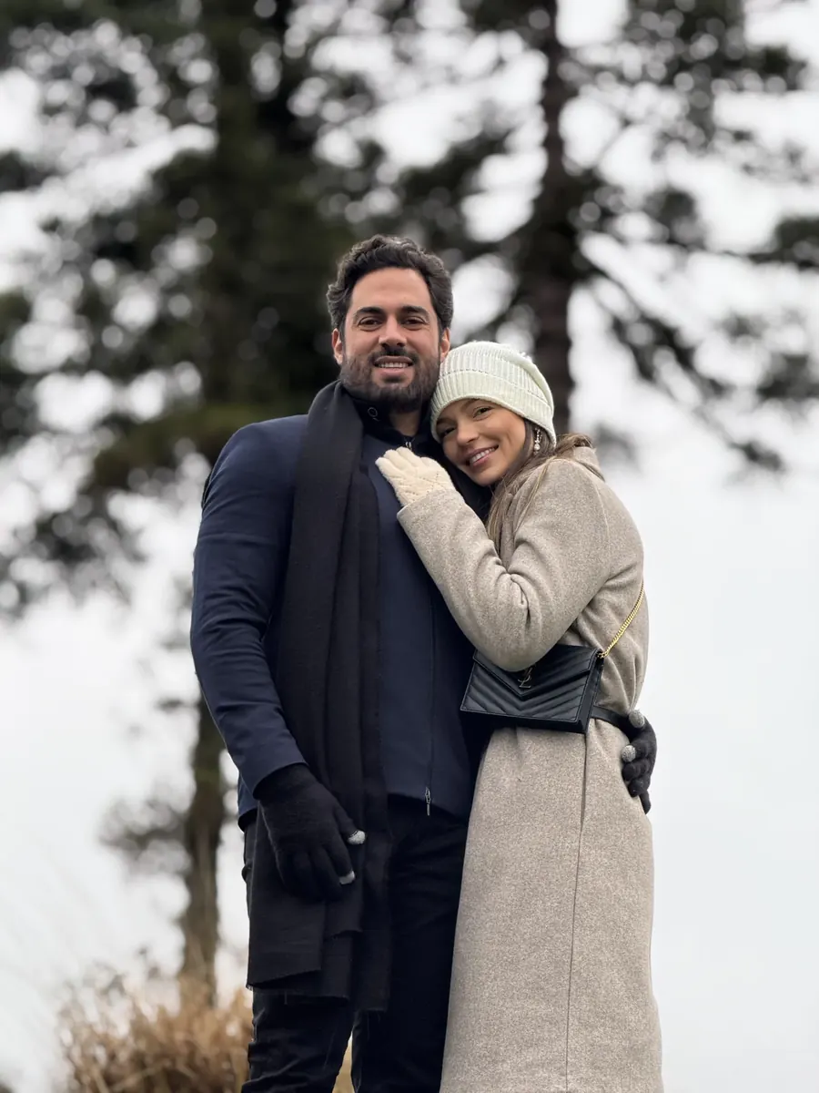 Augusto e a esposa abraçados num hotel na serra